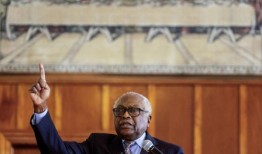 2020年，众议员吉姆·克莱伯恩帮助拜登赢得了年轻的黑人选民这一次，他们不听