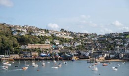 美丽的英国海边村庄，由于有钱的第二房主而成为“鬼城”