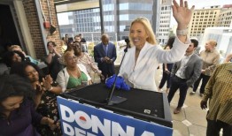 民主党人唐娜·迪根在佛罗里达州杰克逊维尔市市长竞选中战胜德桑蒂斯支持的候选人