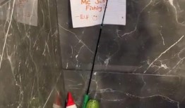 妈妈因为“打扰”书架上的小精灵而猛烈抨击