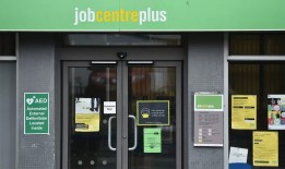 在养老金保障部的警告下，超过25万家庭的福利停止发放