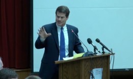 特朗普的律师面对持怀疑态度的法官，试图取消禁言令