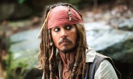 约翰尼·德普身着杰克·斯派洛服装访问西班牙医院