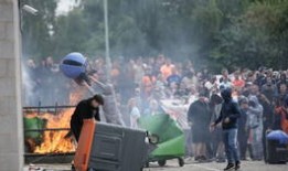 看英国暴徒焚烧移民酒店