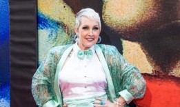 娜塔莉·乔伊·约翰逊将出演巴林顿舞台公司的《近乎正常》