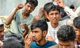 被困在印尼海滩的罗兴亚难民在当地遭到拒绝后将被转移