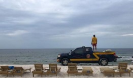 据报道，男子无视巴拿马城海滩的红旗：一人在医院，一人在监狱