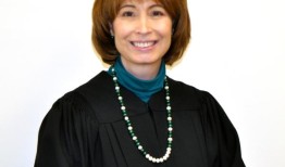 特朗普的律师面对持怀疑态度的法官，试图取消禁言令