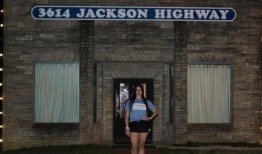 Lana Del Rey在离开阿拉巴马州之前在Muscle Shoals录音室录音