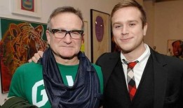 罗宾·威廉姆斯的儿子扎克在他73岁生日的时候记得已故的父亲