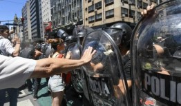 阿根廷工会走上街头抗议总统